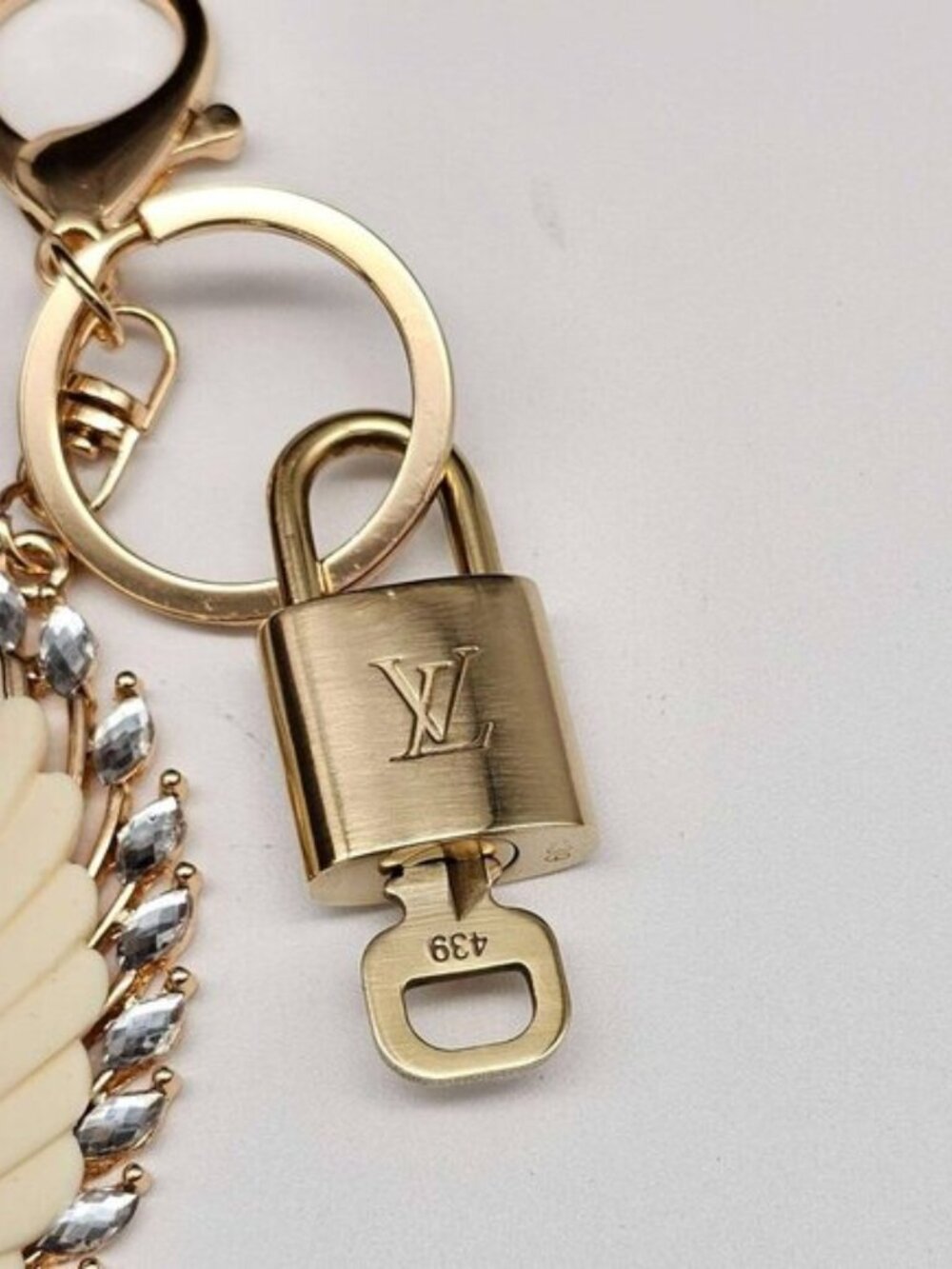 Authentic LV Louis Vuitton Gold Lock & Key 🔑Unbranded Swan Keychain Charm - Picture 9 of 10